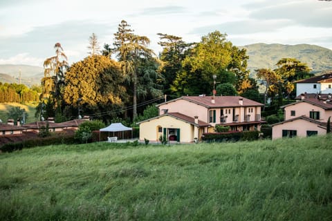 Property building, Neighbourhood