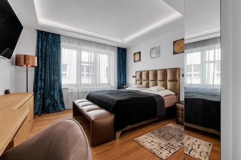 Bed, TV and multimedia, Bedroom