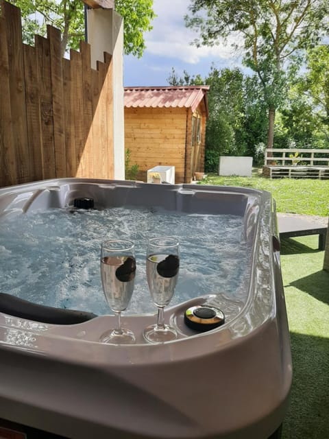 Garden, Hot Tub, Spa and wellness centre/facilities, Spa and wellness centre/facilities, Garden view
