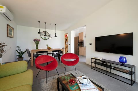 TV and multimedia, Living room, Seating area, Dining area