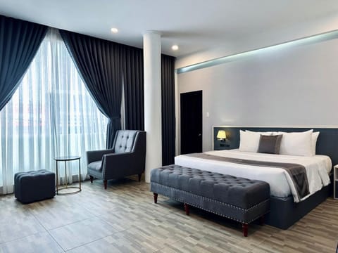 Bed, Living room, Photo of the whole room, Seating area, Bedroom