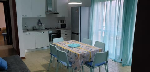 Kitchen or kitchenette, Dining area, oven, stove