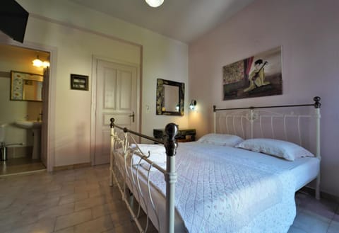 Bed, TV and multimedia, Photo of the whole room