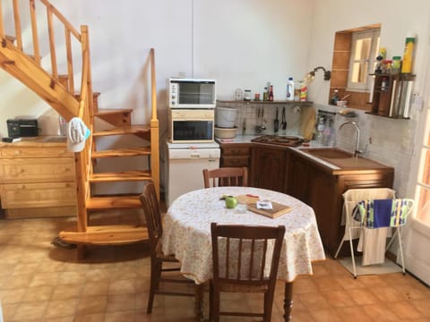Kitchen or kitchenette, Dining area