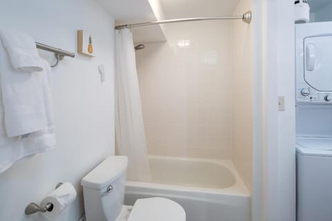 Waikiki Penthouse @ The Monarch Hotel Apartment hotel in McCully-Moiliili