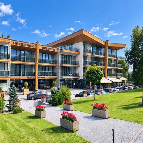 Property building, Spring, Day, Natural landscape, Garden, Garden view, Location, Parking