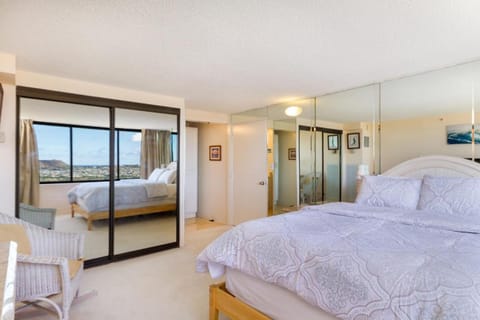 2 Bedroom Penthouse w/Ocean Views Apartment hotel in McCully-Moiliili