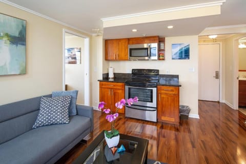 2 Bedroom Corner Suite & Tropical Views Apartment hotel in McCully-Moiliili
