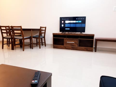 TV and multimedia, Living room, Seating area, Dining area