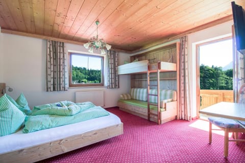 Photo of the whole room, Decorative detail, bunk bed