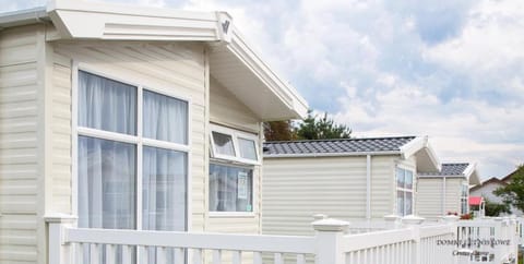 Property building, Patio, Facade/entrance, Balcony/Terrace