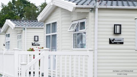 Property building, Patio, Facade/entrance, Balcony/Terrace