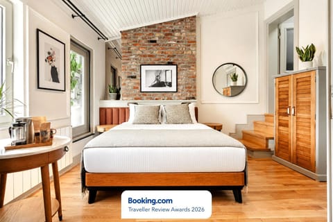 Bed, Photo of the whole room, Decorative detail, Certificate/Award
