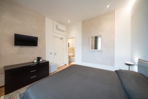 Bed, TV and multimedia, Photo of the whole room, Bedroom