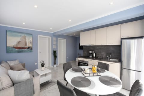 Kitchen or kitchenette, Living room, Seating area, Dining area