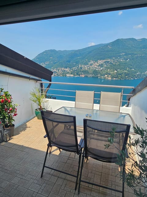 View (from property/room), Balcony/Terrace, Lake view