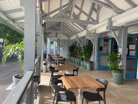 Restaurant/places to eat, Balcony/Terrace