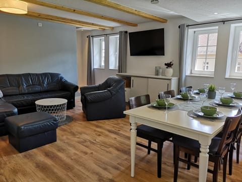 TV and multimedia, Living room, Seating area, Dining area