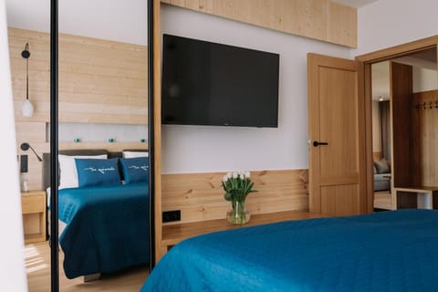 Bed, TV and multimedia, Photo of the whole room, Bedroom
