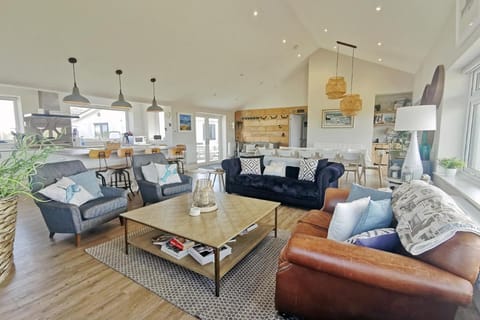 HIGH TIDE- LUXURY DEATCHED BUNGALOW- Sleeps 10 or 12 - Annexe option House in Trearddur Bay