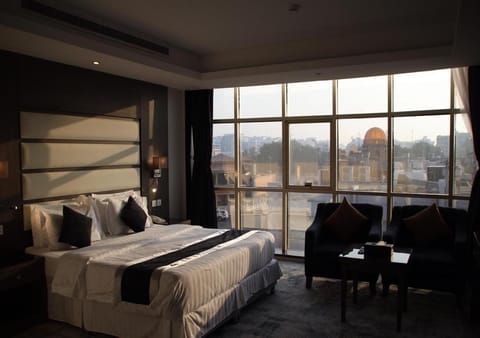 Bed, Living room, Photo of the whole room, Seating area, Bedroom