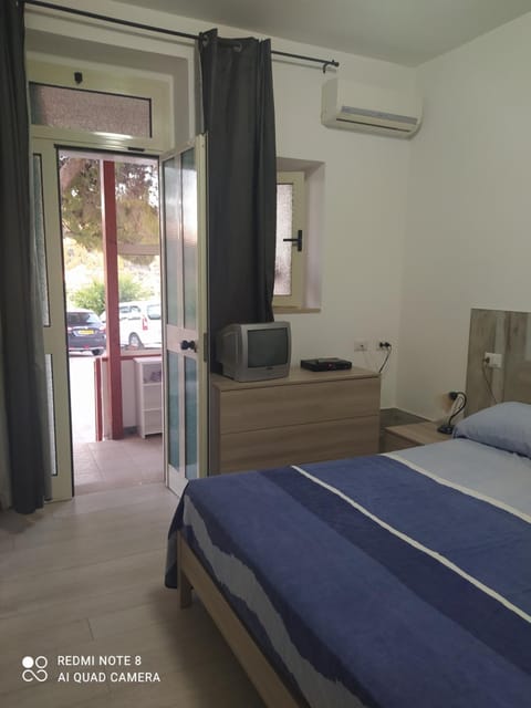 Bed, TV and multimedia, Photo of the whole room, Bedroom, air conditioner