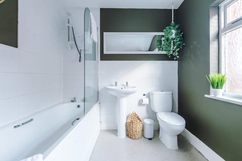 Queens Avenue - Central Chester Home - Sleeps 9 House in Chester