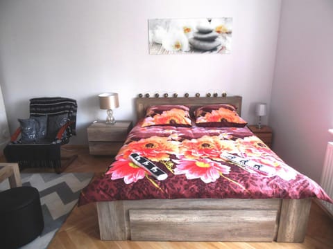 Bed, Photo of the whole room