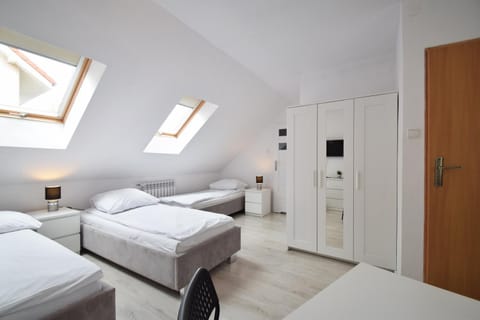 Bed, TV and multimedia, Photo of the whole room, Bedroom, wardrobe