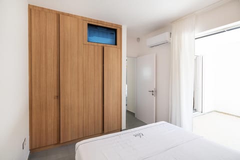 Bed, TV and multimedia, Bedroom