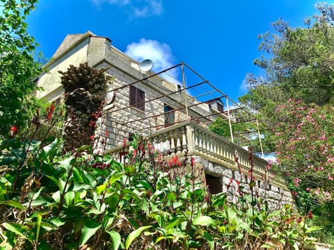 Property building, Facade/entrance, Day, Neighbourhood, Natural landscape, Garden, View (from property/room), Balcony/Terrace, On site, Garden view, Area and facilities