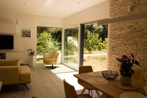 Communal lounge/ TV room, TV and multimedia, Living room, Seating area