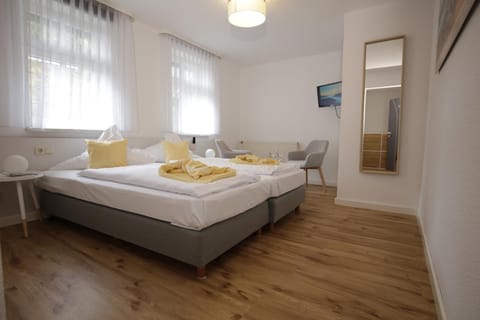 Bed, TV and multimedia, Photo of the whole room, towels