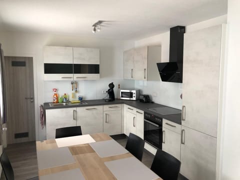 Kitchen or kitchenette, Dining area