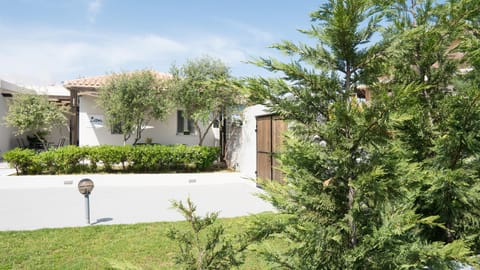 Property building, Facade/entrance, Garden