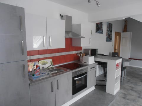 Kitchen or kitchenette, Food and drinks