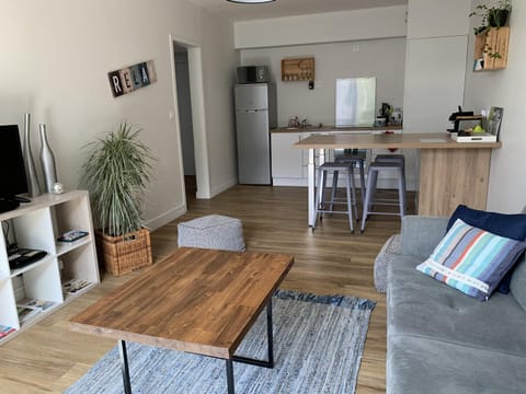 Kitchen or kitchenette, Seating area, Dining area