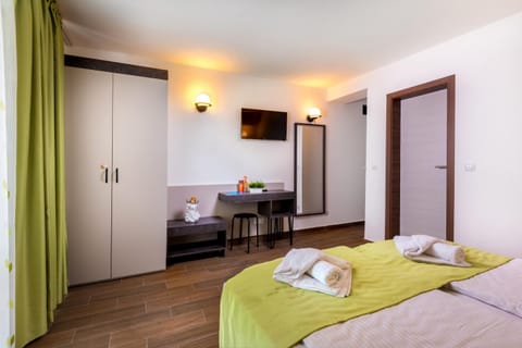 Bed, TV and multimedia, Photo of the whole room, Seating area, Bedroom, heating, towels, wardrobe