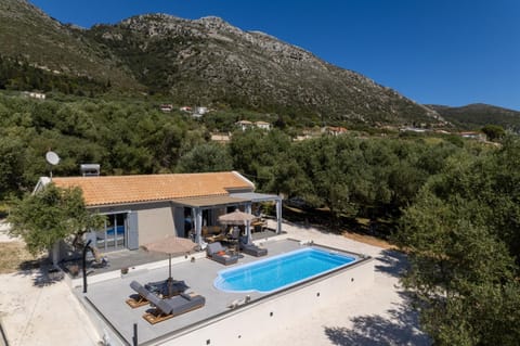 Property building, Day, Natural landscape, Mountain view, Swimming pool, sunbed
