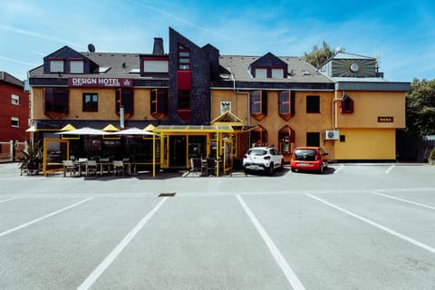 Property building, Balcony/Terrace, Parking