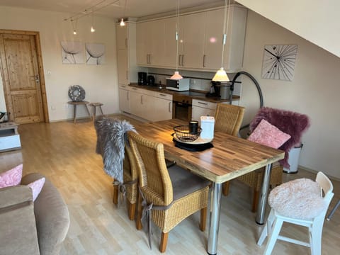 Kitchen or kitchenette, Living room, Seating area, Dining area, locker