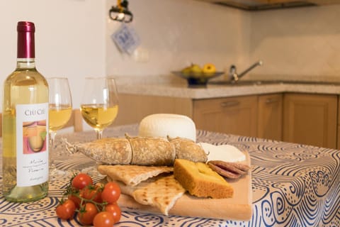 Food, Drinks, Alcoholic drinks