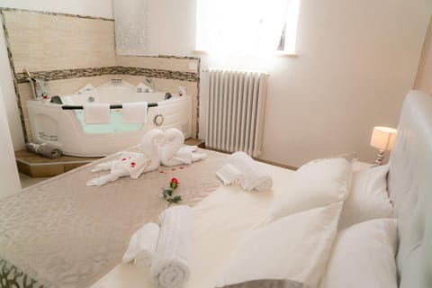 Hot Tub, Photo of the whole room