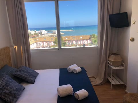 Photo of the whole room, Sea view