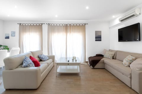 Property building, Communal lounge/ TV room, TV and multimedia, Living room, Dining area