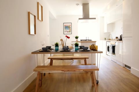 Modern New House - Great Location - Garden - Parking - Fast WiFi - Smart TV - Stunning 2 Bedroom House sleeps up to 4! Only 5 mins drive to Sandbanks Beach House in Poole