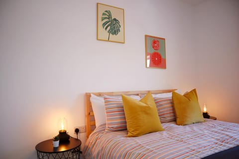 Modern New House - Great Location - Garden - Parking - Fast WiFi - Smart TV - Stunning 2 Bedroom House sleeps up to 4! Only 5 mins drive to Sandbanks Beach House in Poole