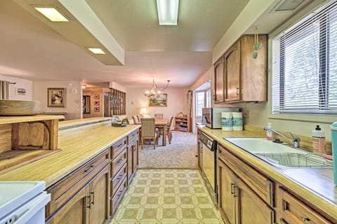 Home with Serene Deck in Twain Harte! House in Twain Harte