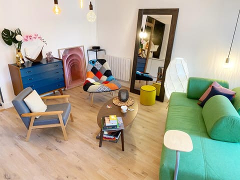 Duplex lumineux, coloré, atypique face cathédrale Apartment in Brittany