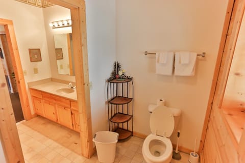 Log Inn, 5 bed 3 bath group cabin in Gatlinburg with game room and hot tub, seasonal resort pool Cabin in Gatlinburg